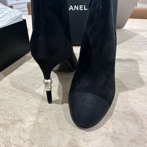 Brand new Chanel Booties in size 41.5 with pearl heel and suede. Never worn!! - Picture 2 of 6